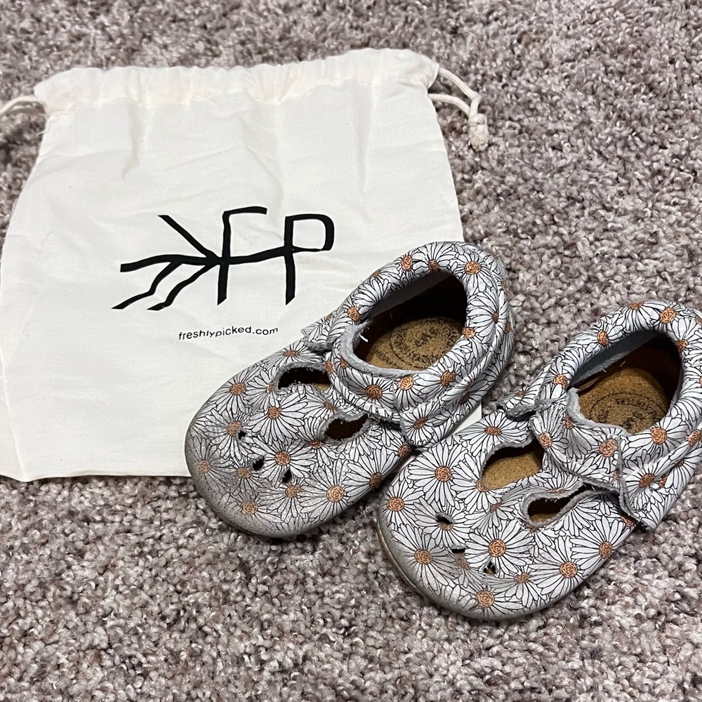 Freshly Picked daisy moccasins